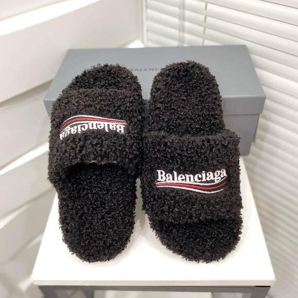 Balenciaga Black Textured Slides - Picture 3 of 9